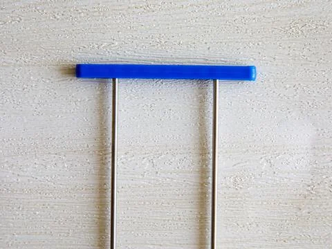Adjustable crochet fork for making lace on white wooden background, top veiw Foto stock