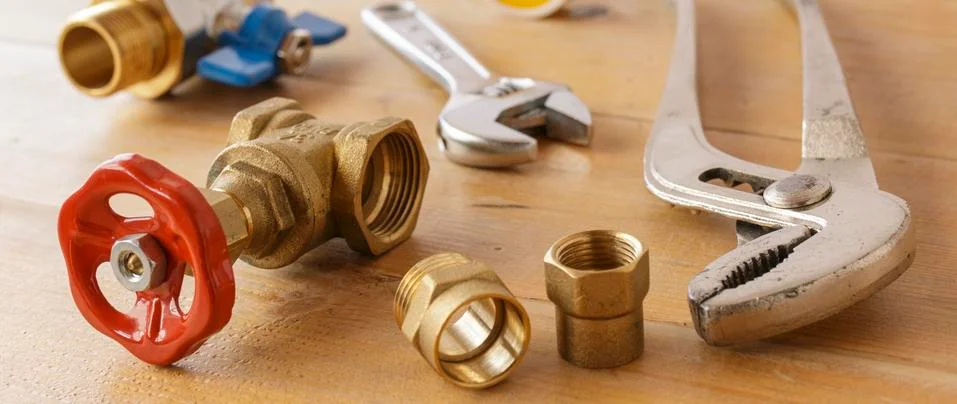 Adjustable Spanner, Vice Grip, and Water Valves on Wooden Surface Banner Imag Foto stock
