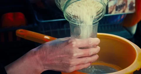 Adjusting the amount of rice Stockbeeldmateriaal 167432191