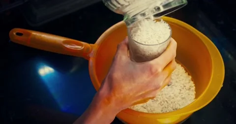 Adjusting the amount of rice Stockbeeldmateriaal 167432238