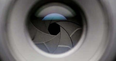 Adjusting aperture on camera lens Vidéo 92680597