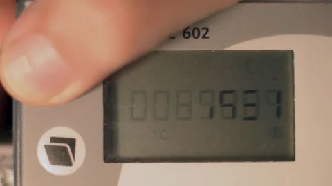 Adjusting the digital meter of the district heating system to save energy Video stock 188327292