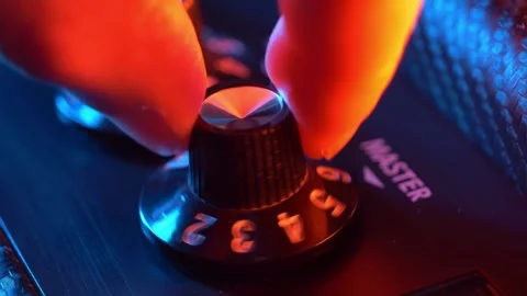 Adjusting a dusty old master volume knob on electric guitar amplifier Vidéo 262141731