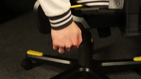 Adjusting height of office chair 库存影片 61782294