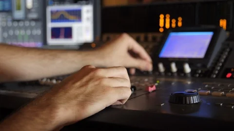 Adjusting knobs on an audio mixing console Видео 90730318