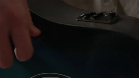 Adjusting knobs on an electric acoustic guitar 動画素材 139665065