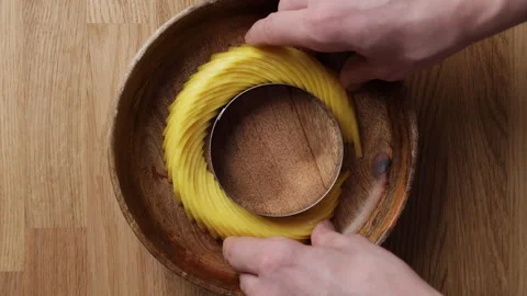 Adjusting Mango Slices Around Ring Mold Top View Видео 335407016