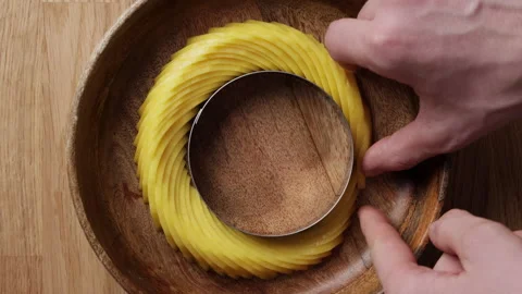 Adjusting Mango Slices Around Ring Mold Top View Close Up Vídeos de archivo 335407125