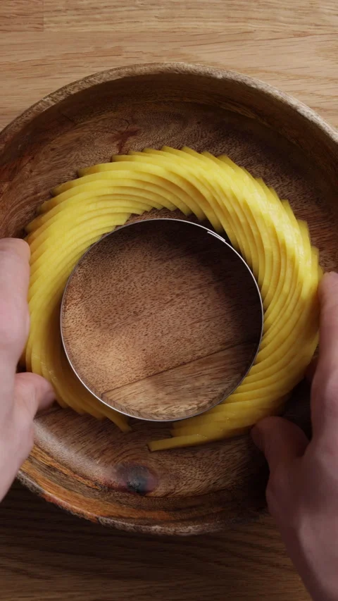 Adjusting Mango Slices Around Ring Mold Vertical Top View Vídeos de archivo 335774763