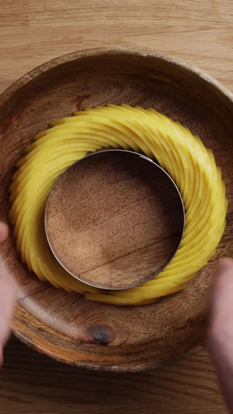 Adjusting Mango Slices Around Ring Mold Vertical Top View Close Up Vídeos de archivo 335774925