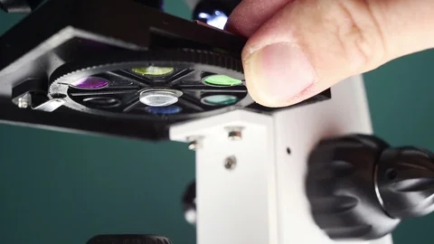 Adjusting microscope filters wheel. Stock-Footage 91560098