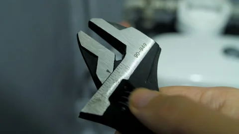 Adjusting the size of the adjustable wrench 4K Vidéo 155150641