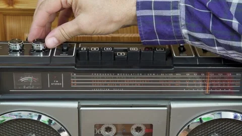Adjusting volume knob on vintage 80s cassette boom box stereo. turning the .. 库存影片 341438360