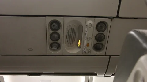 Adjustment of ventilation and lighting in the plane cabin Vidéo 107844286
