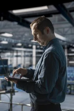 Admin on data center industrial platform monitoring potential failures Foto stock