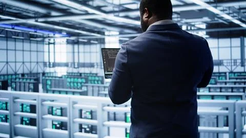 Admin in data center running error checking utilities on tablet to fix hardware Foto stock