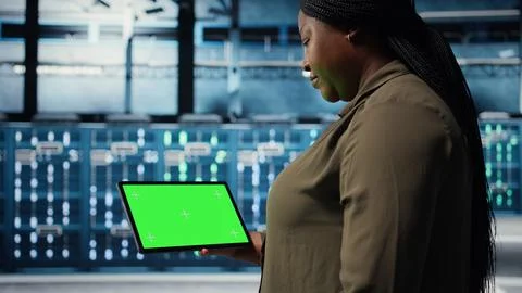 Admin in data center using green screen tablet to deploy new server architecture Foto stock