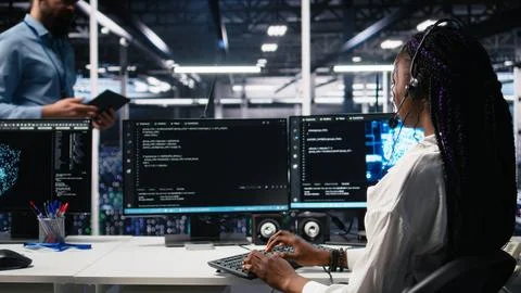 Admin in data center wearing headset assisting users with AI Foto stock