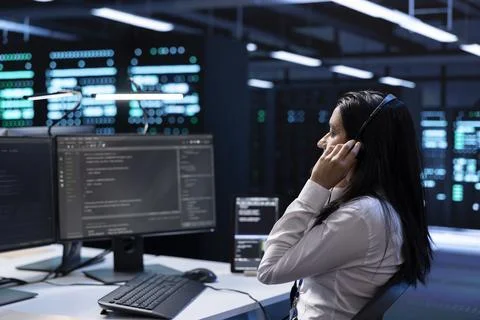 Admin in data center working on PC, providing technical support Foto stock