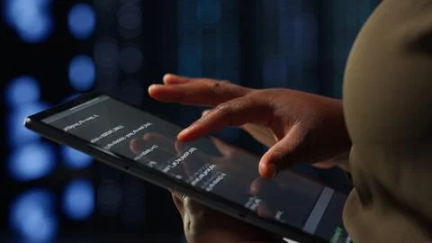 Admin in high tech data center using tablet to deploy new server architecture Foto stock