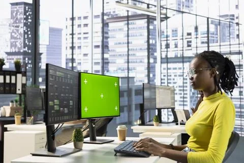 Admin looking at isolated screen computer, managing cloud computing resources 库存照片