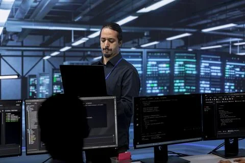 Admin in server hub checking recovery plan, monitoring data center Foto stock