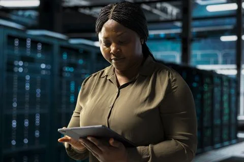 Admin using device app to do maintenance in data center Foto stock
