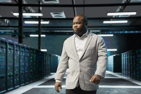 Admin walking in server farm, overseeing infrastructure racks 스톡 사진