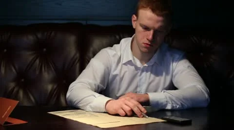 Administrator Corrects Menu. Vídeos de archivo 22015139