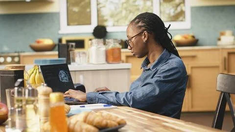 Administrator working remotely with AI tools and laptop for data and metrics 库存照片