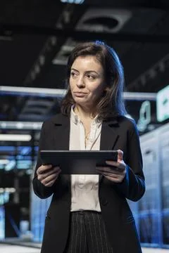 Admins in data center using tablet to inspect infrastructure Foto stock