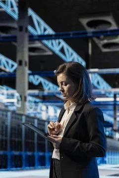 Admins in data center using tablet to inspect infrastructure Foto stock
