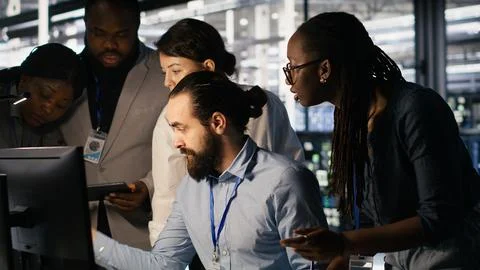 Admins doing brainstorming in server hub, reviewing machine learning code Foto stock