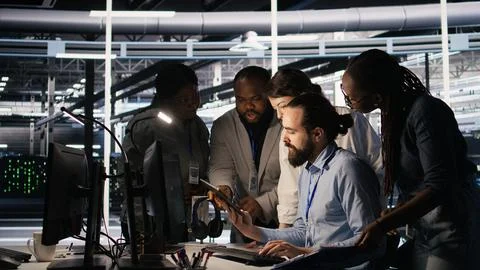 Admins doing brainstorming in server hub, reviewing machine learning code Foto stock
