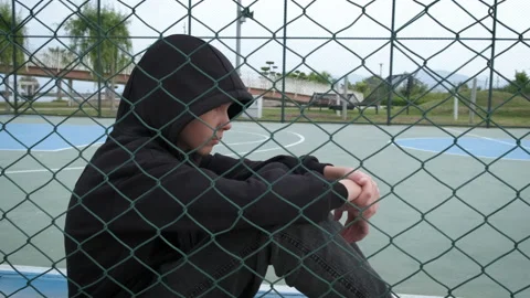 Adolescent with problems on sports ground. Vidéo 237556065