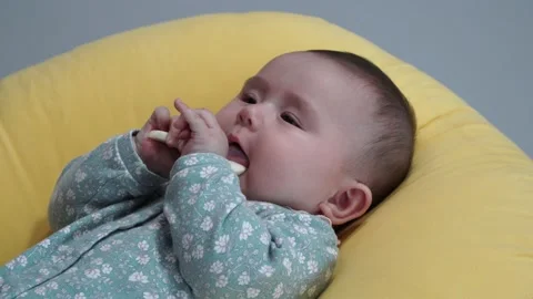 Adorable Cute Newborn Eating Bread While Lying On Her Back. - Close Up Vidéo 145108282