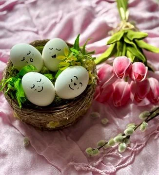 Adorable Easter Scene with Funny Egg Faces and Floral Decor Foto stock