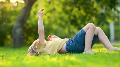 Adorable little boy having fun outdoors in a backyard on sunny summer day. Vidéo 274727855
