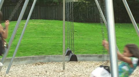 Adorable sisters swing in the opposite direction. Vídeos de archivo 33871382