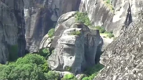 Adorable view of the Meteora cliffs zoom out Vídeos de archivo 143066832