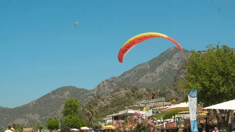 Adrenaline during summer parasailing. Vídeos de archivo 239572432