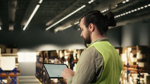 Adult checking parcel tracking status on express delivery software with tablet Vidéo 330378276