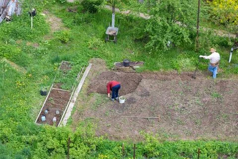 An adult couple is digging up their plot of land in the country for sowing .. Stockfoto's