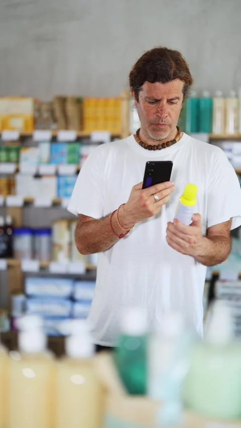 Adult man scanning qr code of repellent Vidéo 310529125