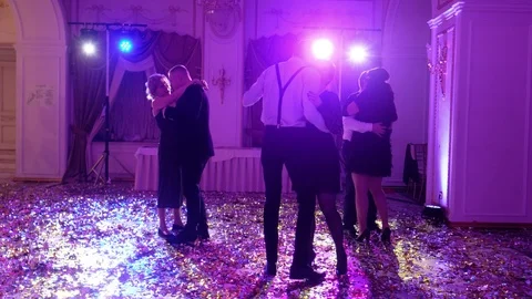 Adults dance a slow dance in 20s America's gatsby costumes. Gatsby party Stock Footage 125374055