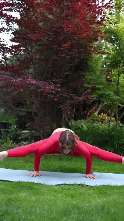 Advanced arm balance outdoors Stock-Footage 336528247