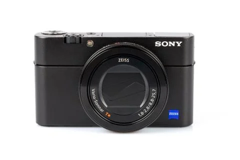 Advanced compact camera Sony DSC-RX100 M5 isolated on white Foto stock