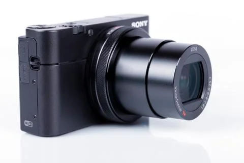 Advanced compact camera Sony DSC-RX100 M5 isolated on white Foto stock