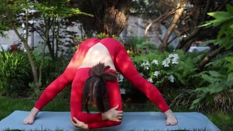 Advanced flexibility yoga pose outdoors 스톡 동영상 336780573