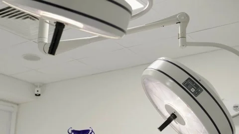Advanced lighting equipment for operations in modern clinics. Stockbeeldmateriaal 269442352
